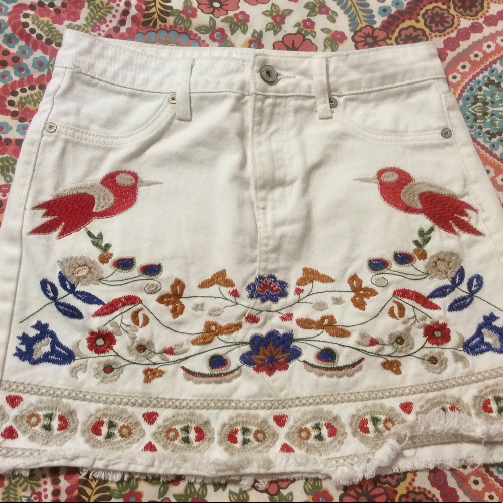 Umgee Ladies White Denim Mini Skirt w Embroidered Details Sz S
